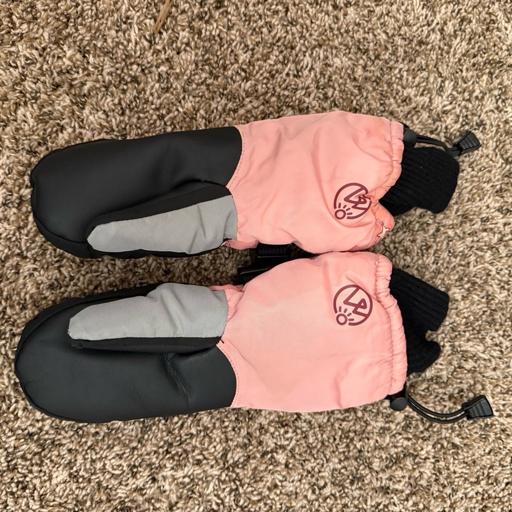 Charming Pink Unicorn Ski Gloves for Little Girls - Picture 4 of 4
